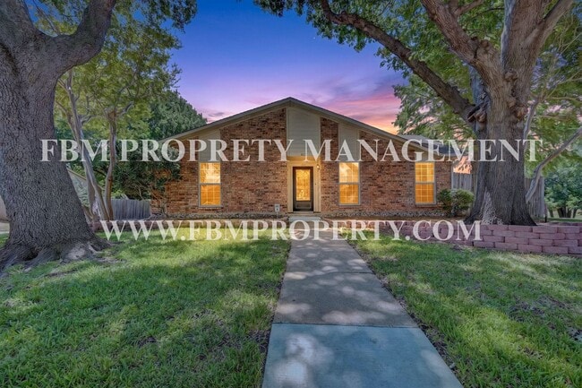 Photo - 407 Woodhurst Dr