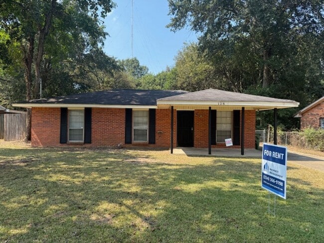 Building Photo - ** 3 bed 1 bath located in Chisolm ** Call... Rental