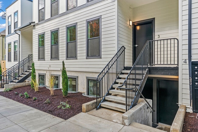Private Entrances - 2175 SE Stark St Unit 1