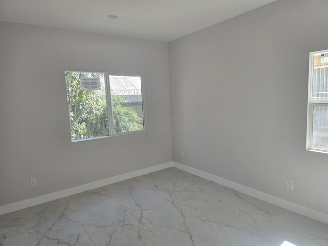 Building Photo - Hawthorne Unit A