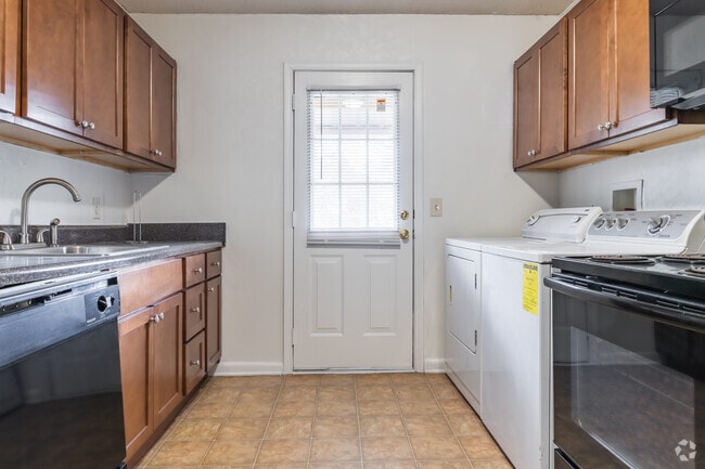 2BR, 2BA - 850 SF - Westhampton Court Apartment Homes