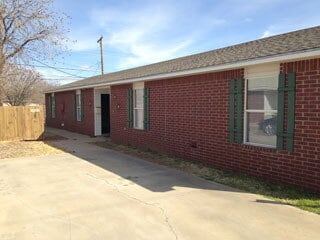 Building Photo - Cute 2/1 with spacious living area.