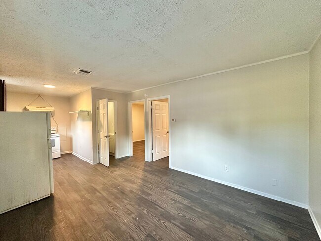Photo - Available Now! 2 Bedroom, 1 Bath (Plus Bon... Unidad A