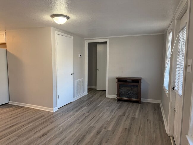 Photo - 132 Heather Ln NW