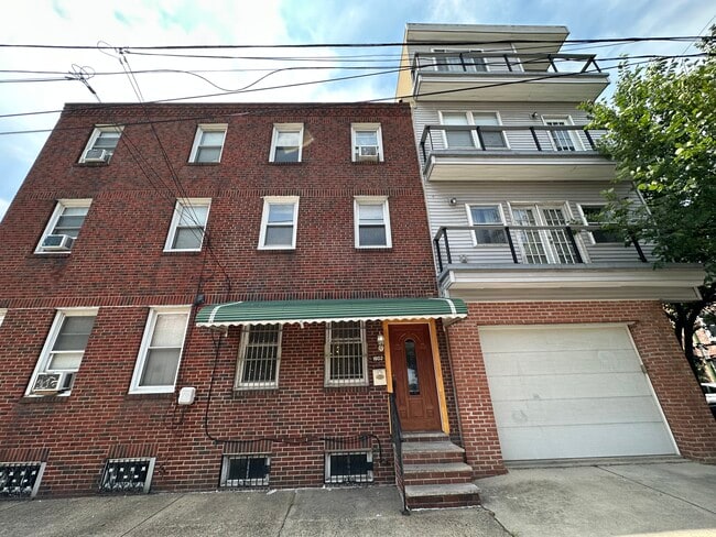 Building Photo - 1602 S Front St Rental