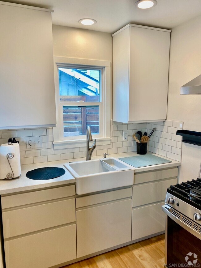 Building Photo - 424 W University Ave Rental