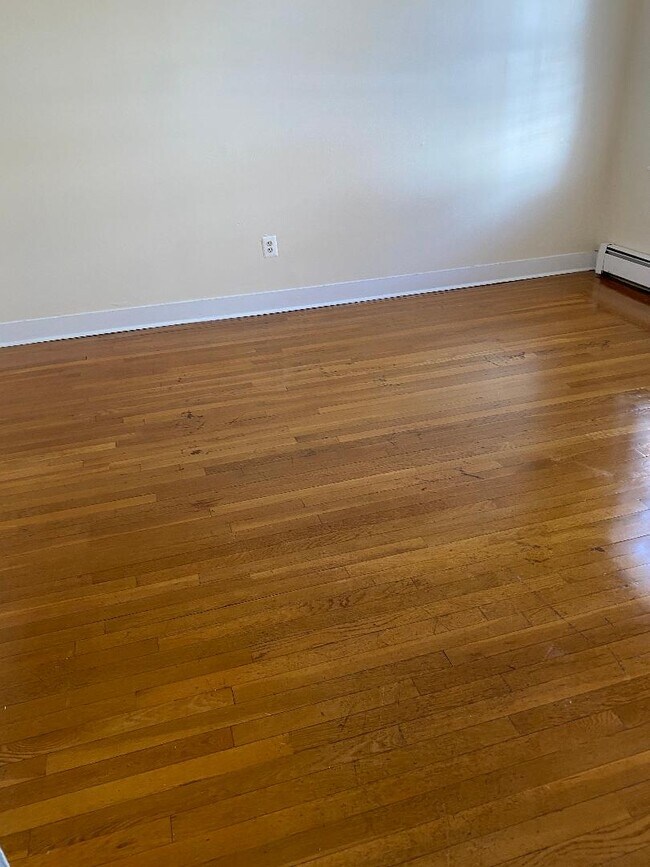 Bedroom - 558 Orange St Unit 202