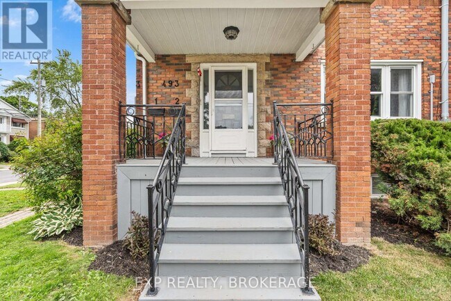 Photo - 493 College St