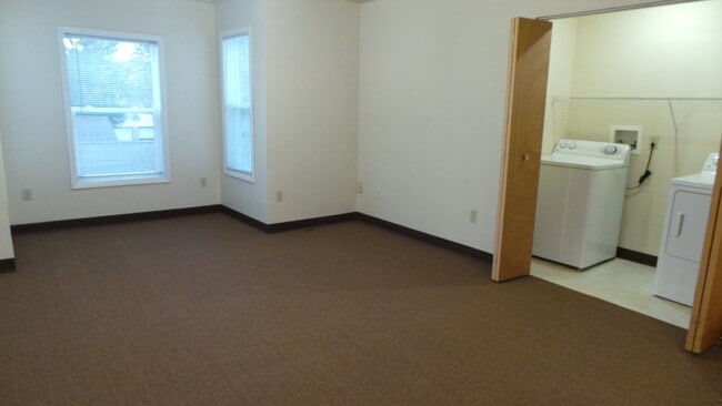 Washing machine in unit - 154 S Franklin St