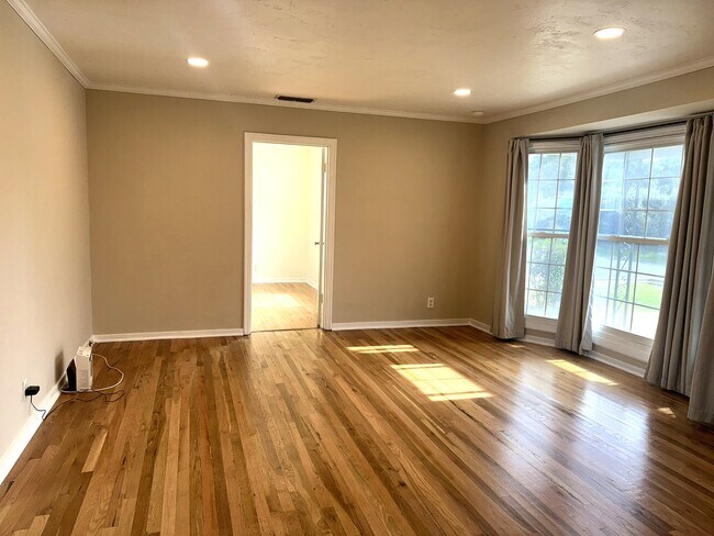 Photo - 221 E Griffith Way