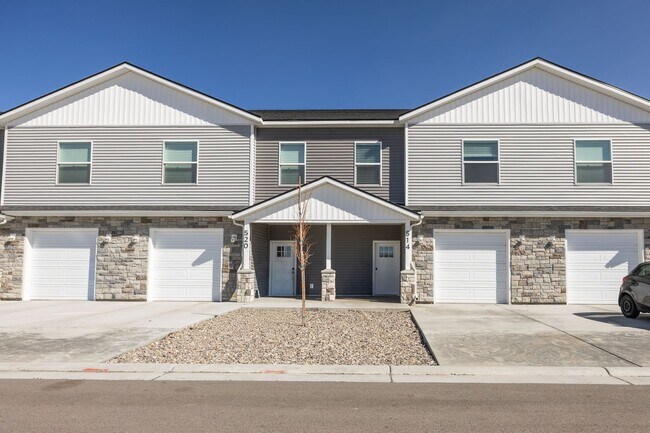 Building Photo - Darling 3 Bed 2.5 bath townhome in Sugar City, ID - with monitored Home Security System included ...