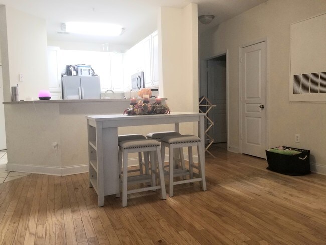 Photo - 2021 Basildon Rd Unidad 2021 Rental