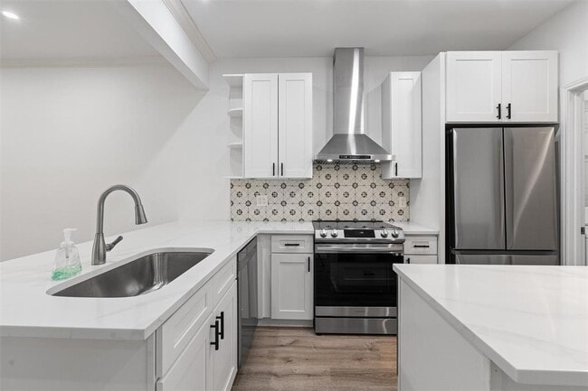 Building Photo - 1307 Kinney Ave Unit 148