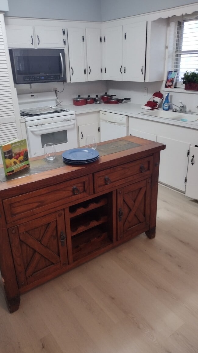 Photo - 335 Royal Ave