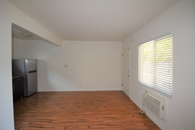 Photo - 11517 Cumpston St