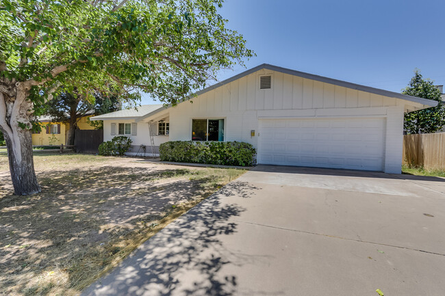 COMPLETELY REMODELED HOME WITH POOL LOCATE... - COMPLETELY REMODELED HOME WITH POOL LOCATE...