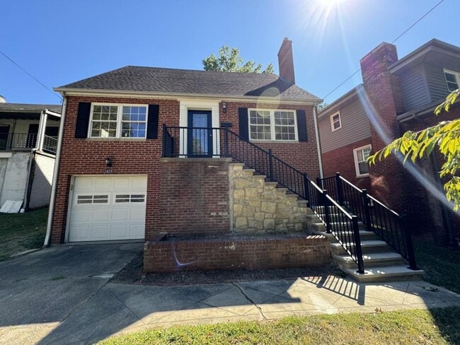Building Photo - 1637 Upland Rd