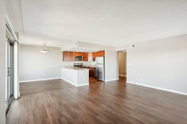 Pittsburgh Spacious Living Space - Grandview Pointe Apartments