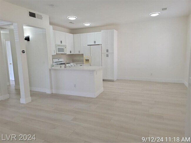 Photo - JUST MINUTES FROM GREEN VALLEY RANCH AND T... Unidad 4222