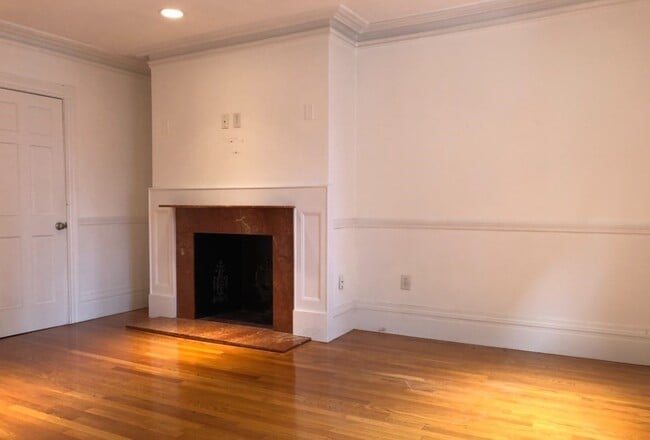 Building Photo - 254 Newbury St Unit 5 Rental