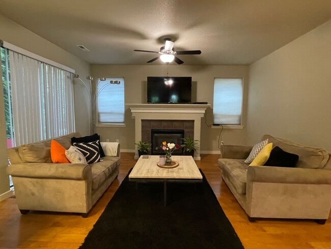 Photo - Inviting 3 Bed/2.5bath Corner lot
