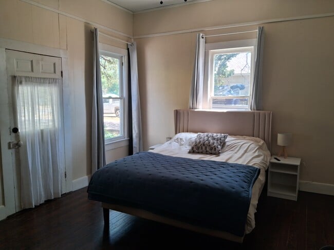 704 S Anglin St Unit Private Guest House
