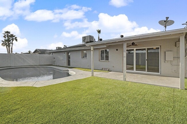 Building Photo - 6 Bed/ 3 Bath with Pool