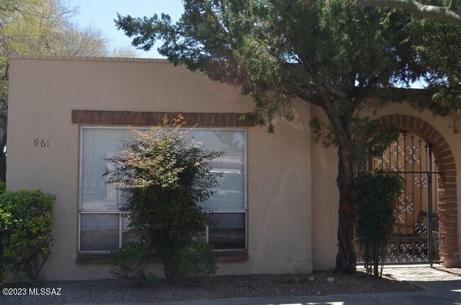 Building Photo - 961 Vía Terrado