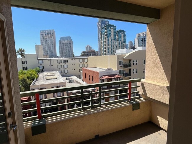 Building Photo - Spacious 2 Bed/2Bath In The Heart Of Downt...