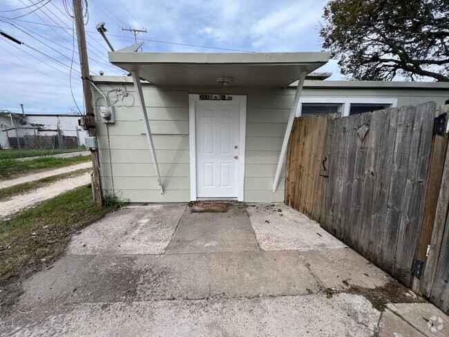 Building Photo - 2 bed 1 bath duplex for lease Rental