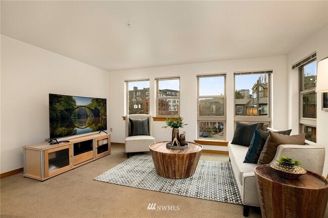 Building Photo - 827 Hiawatha Plz S Unit 308 Rental