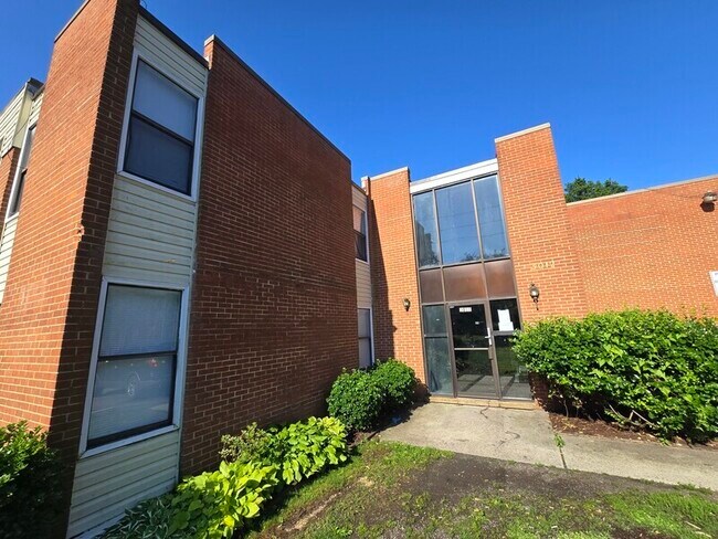 Building Photo - 3012 Chamberlayne Ave Unit 204