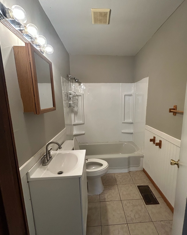 Photo - 440 Oakmont St