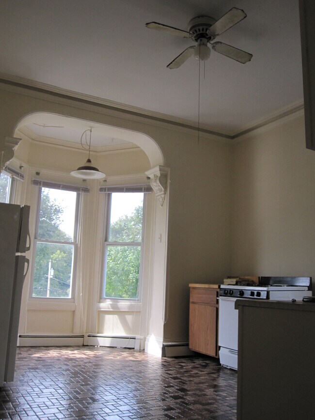 Área de cocina y nicho - 2587 South Ave Unidad #3