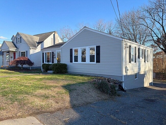 Building Photo - Nice three bedroom home located in an Excellent neighborhood!