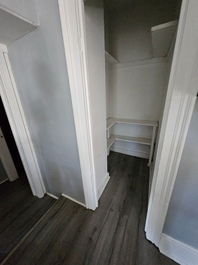 Photo - Upper 2 bedroom unit GAS INCLUDED