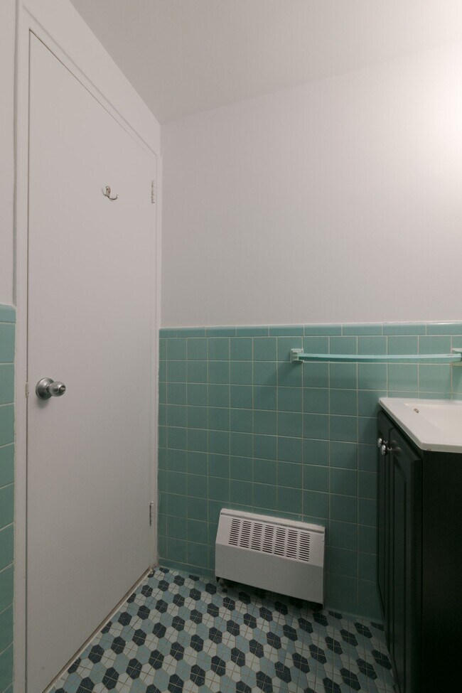 Photo - 809 Av. Bloomfield Unit 101