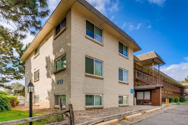 Building Photo - 3 Bedroom 2 Bathroom Condo in Lakewood Unit 40