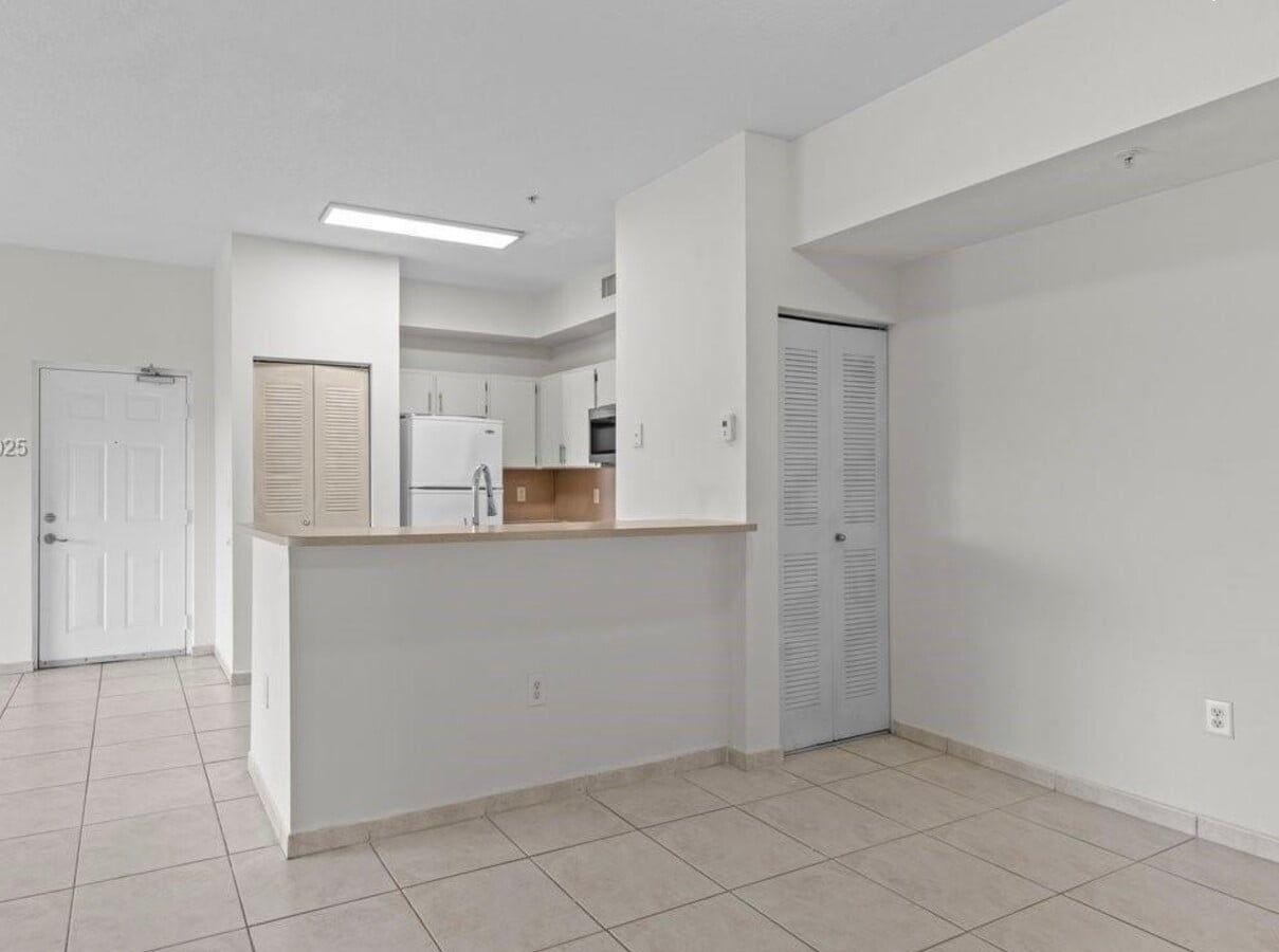 Photo - 7280 NW 114th Ave Unidad 208 Rental