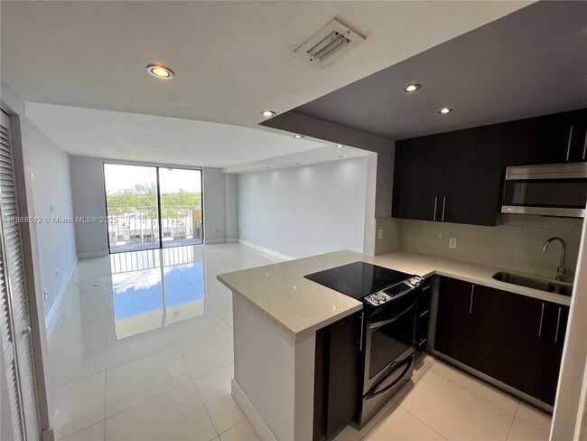 Building Photo - 2350 NE 135th St Unit 701