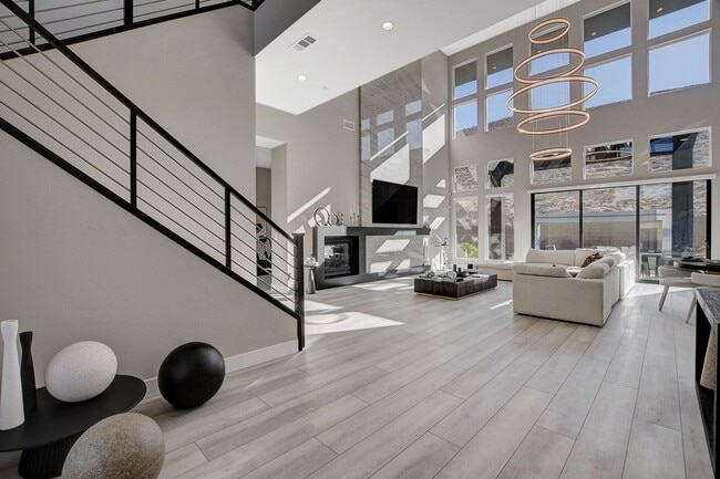Photo - Mesa Ridge Luxury Oasis Feathertop