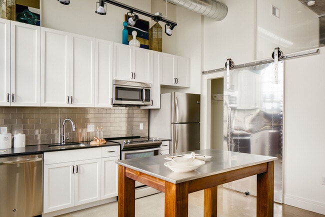The Hecht Warehouse apartments — community photo