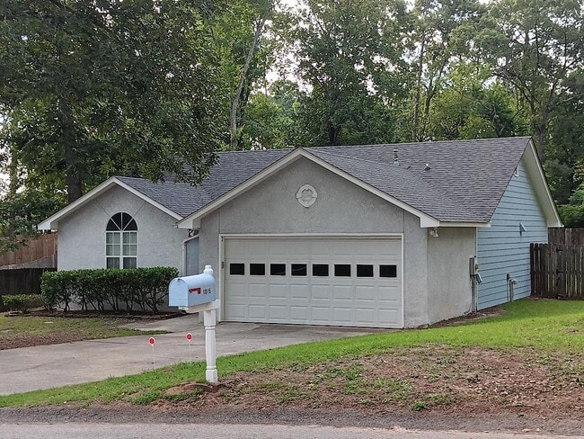 Photo - 1015 Salford Pl