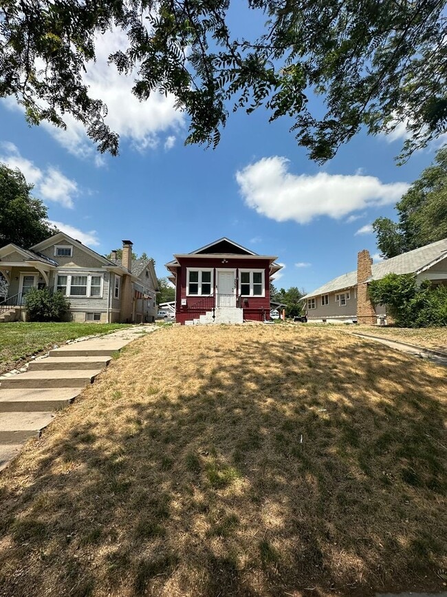 Building Photo - 2037 8th Ave