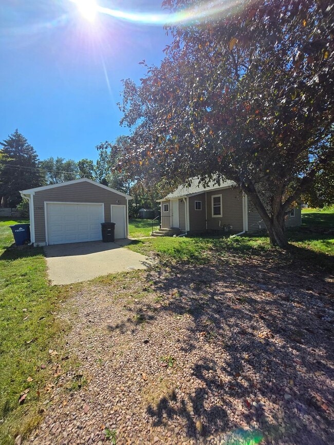 Building Photo - 3 bed 1 bath with large yard Rental