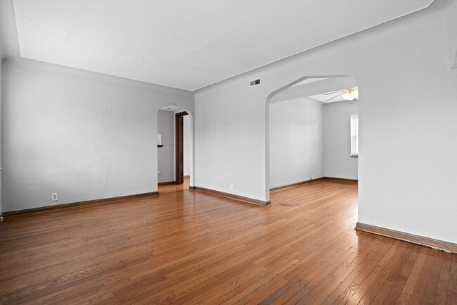 Photo - 5821 Lindenwood Ave Unit 5821-2W Lindenwood