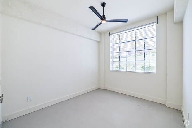 1BR, 1BA - 716SF - Bedroom
