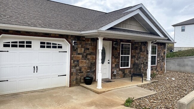 Building Photo - ~*~Gorgeous 2 Bedroom 2 Bathroom Duplex~*~ Rental
