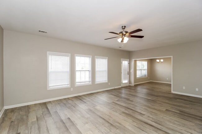 Photo - 312 Oakhaven Way