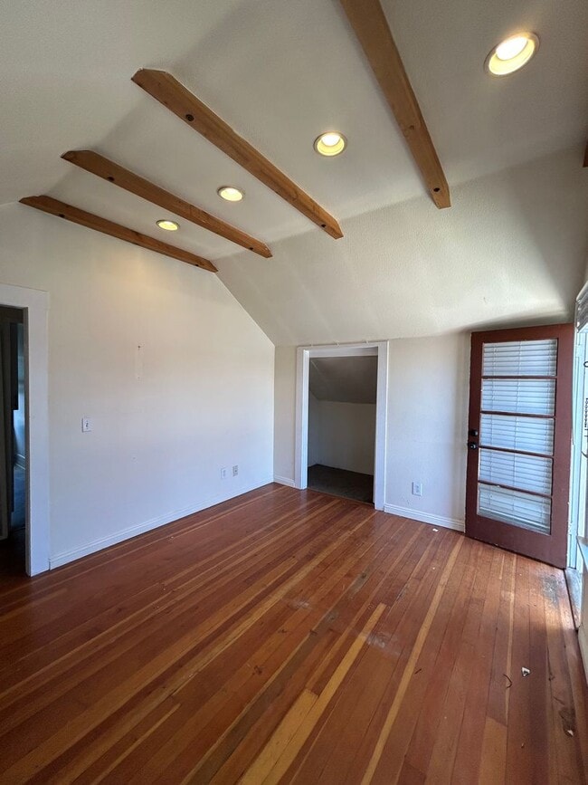 Photo - Upstairs one bedroom available now on Emerald between Cass and Bayard Unit 921